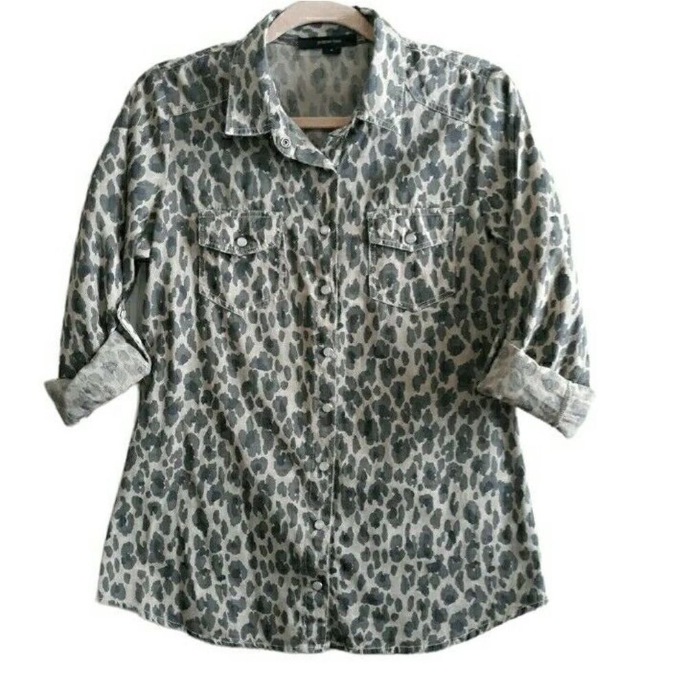 Paper Tee Shirt Women Medium Brown Cheetah Print Snap Buttons Adjustable Sleevs